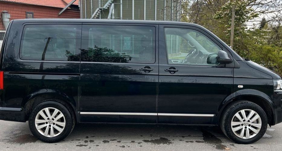 Продам Volkswagen T5 (Transporter) пасс. 2011 года в Львове