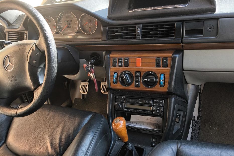 Продам Mercedes-Benz E-Class 260 Kat MT (160 л.с.) 1989 года в Киеве