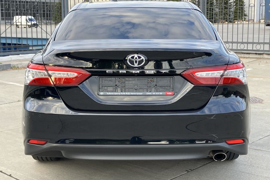 Продам Toyota Camry Premium  2018 года в Киеве