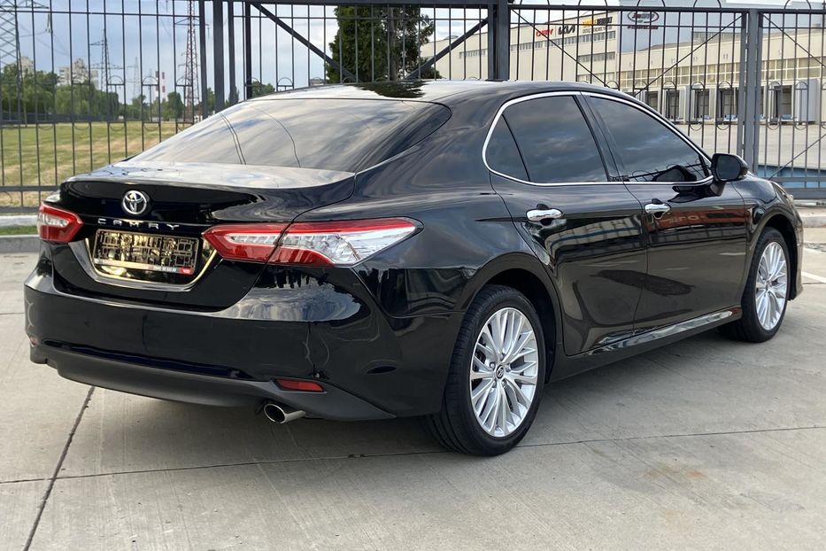 Продам Toyota Camry Premium  2018 года в Киеве