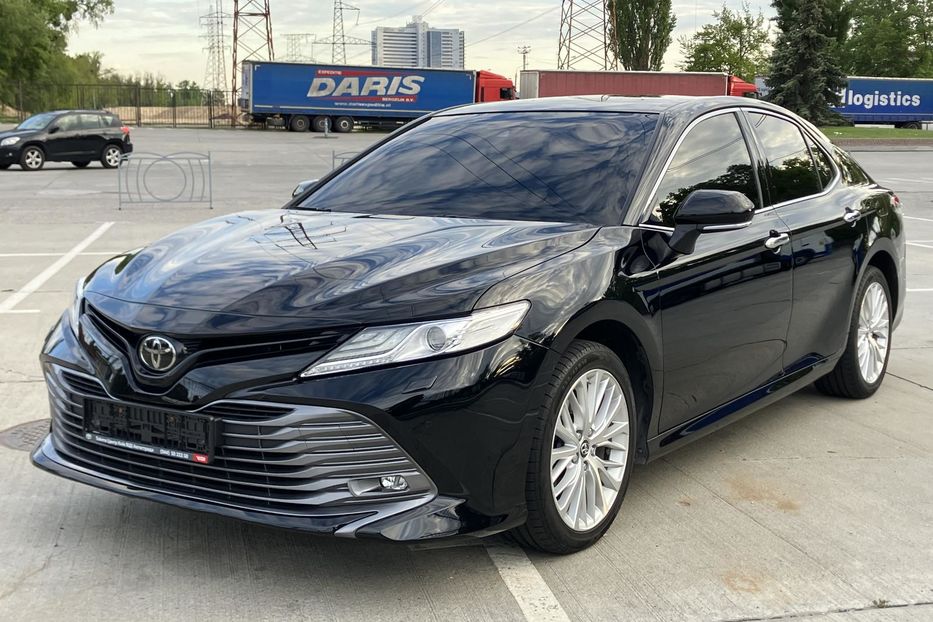 Продам Toyota Camry Premium  2018 года в Киеве
