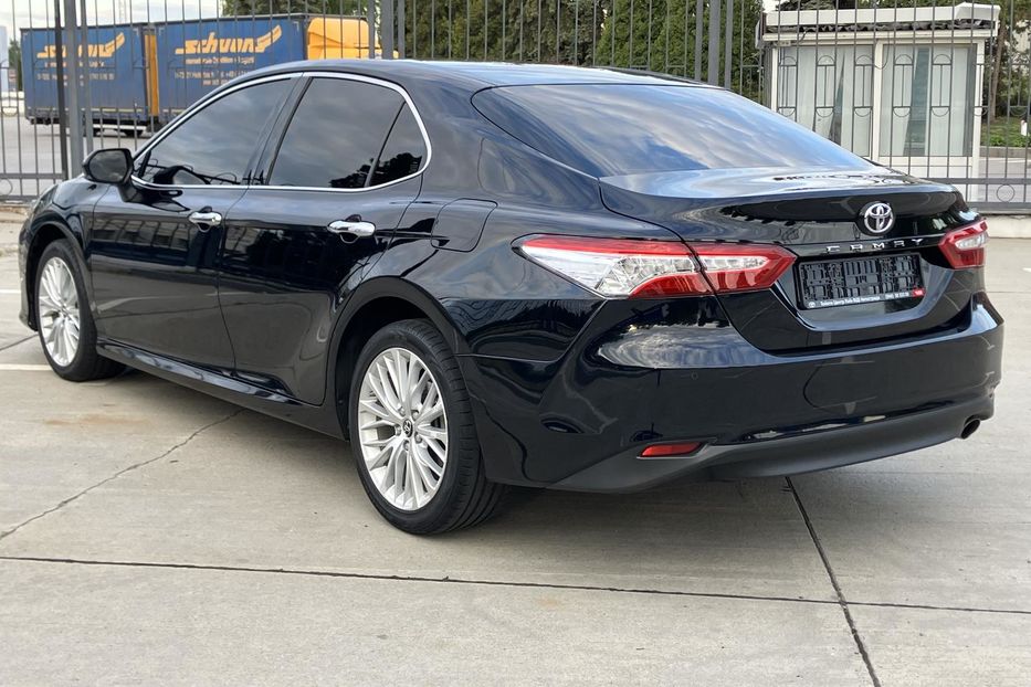 Продам Toyota Camry Premium  2018 года в Киеве
