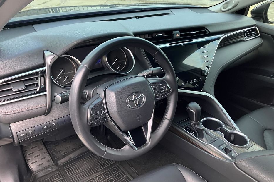 Продам Toyota Camry Premium  2018 года в Киеве