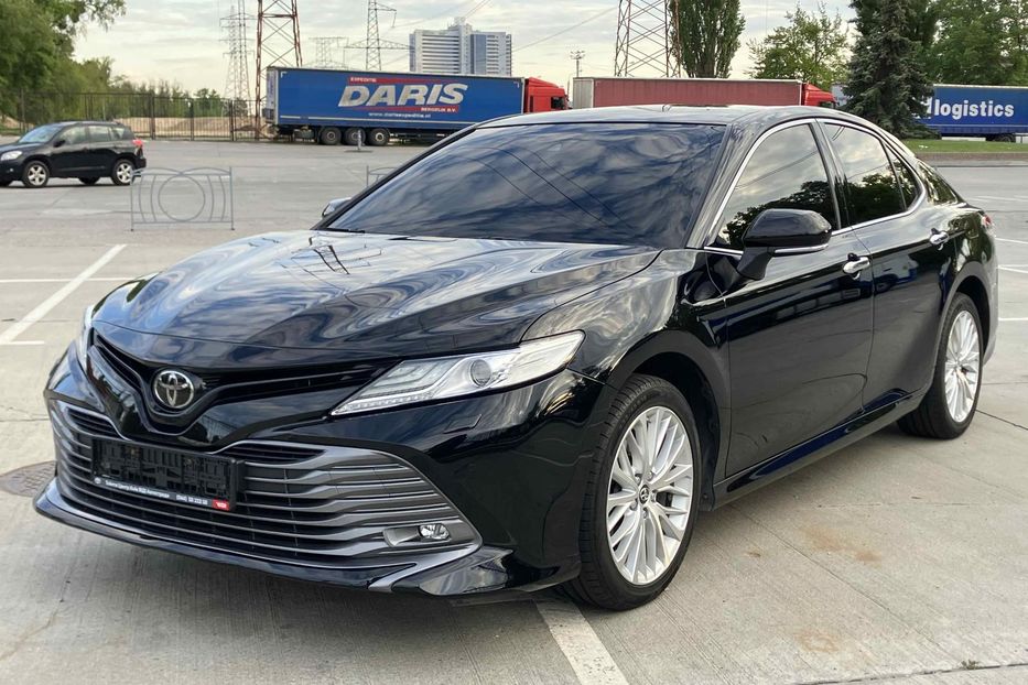 Продам Toyota Camry Premium  2018 года в Киеве