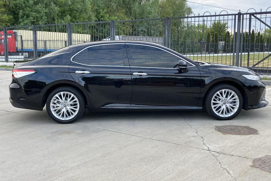 Продам Toyota Camry Premium  2018 года в Киеве