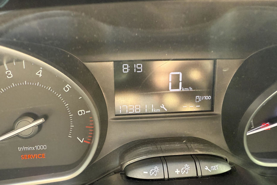 Продам Peugeot 208 2016 года в Киеве