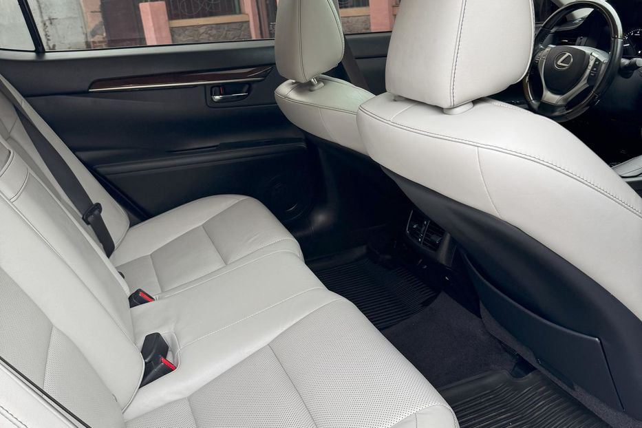 Продам Lexus ES 350 2015 года в Харькове