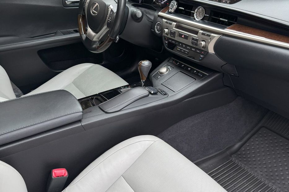 Продам Lexus ES 350 2015 года в Харькове