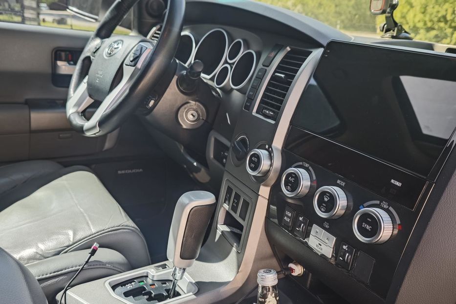 Продам Toyota Sequoia 2015 года в Киеве