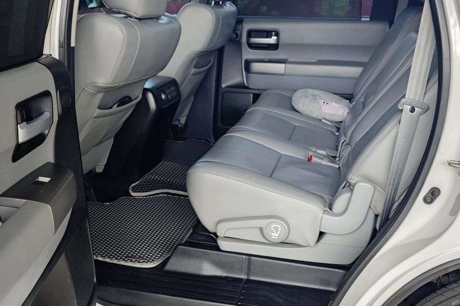 Продам Toyota Sequoia 2015 года в Киеве
