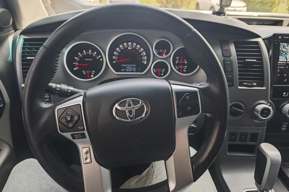 Продам Toyota Sequoia 2015 года в Киеве