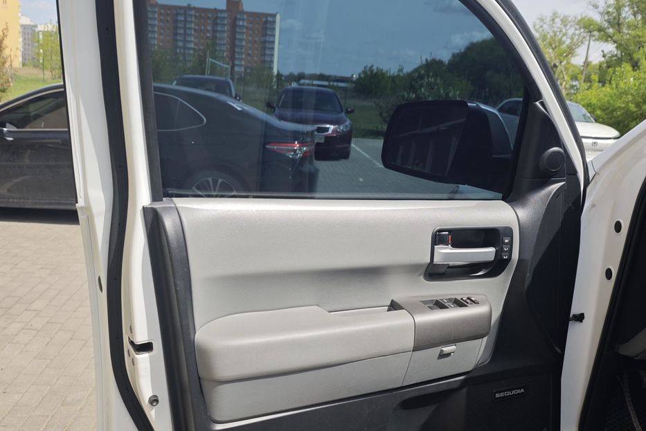 Продам Toyota Sequoia 2015 года в Киеве