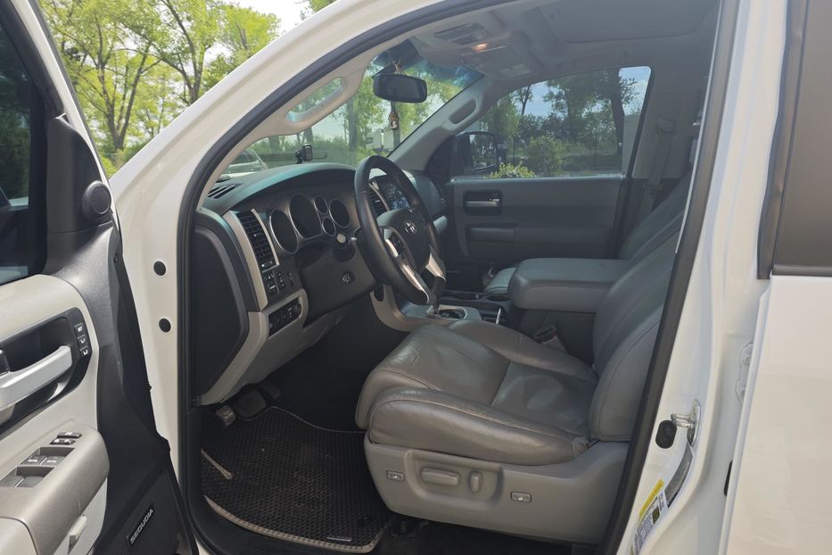 Продам Toyota Sequoia 2015 года в Киеве