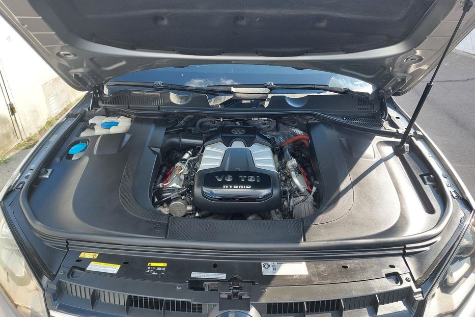 Продам Volkswagen Touareg Гибрид 2011 года в Киеве