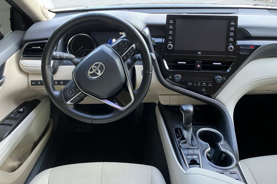 Продам Toyota Camry Premium + 2022 года в Киеве