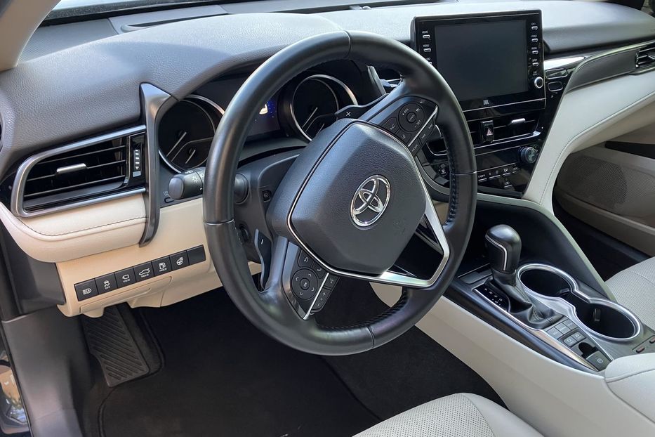 Продам Toyota Camry Premium + 2022 года в Киеве