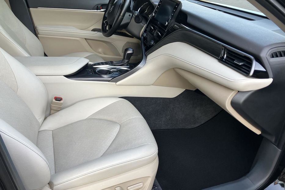 Продам Toyota Camry Premium + 2022 года в Киеве