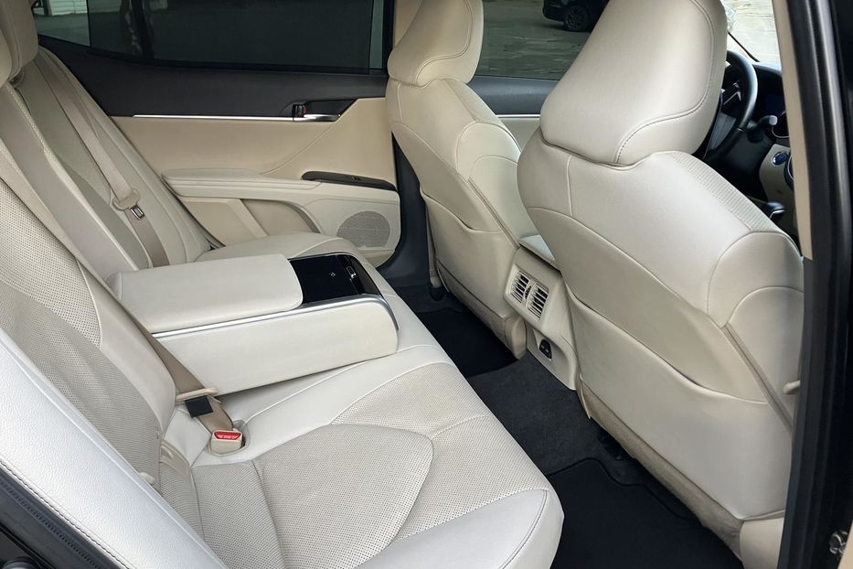 Продам Toyota Camry Premium + 2022 года в Киеве