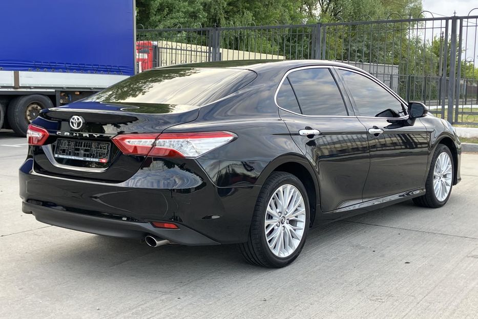 Продам Toyota Camry Premium  2018 года в Киеве