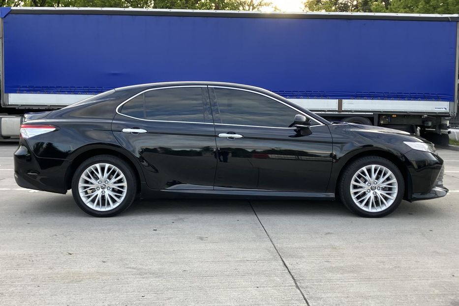 Продам Toyota Camry Premium  2018 года в Киеве
