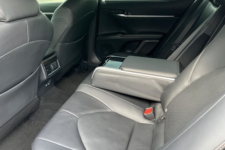 Продам Toyota Camry Premium  2018 года в Киеве
