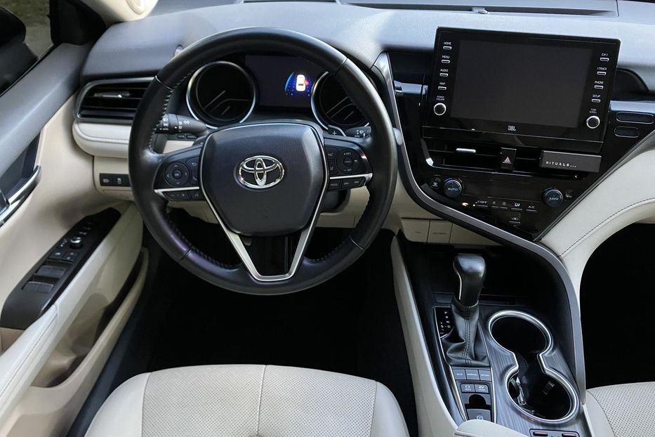 Продам Toyota Camry Premium + 2022 года в Киеве