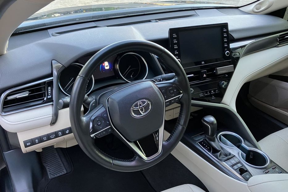 Продам Toyota Camry Premium + 2022 года в Киеве