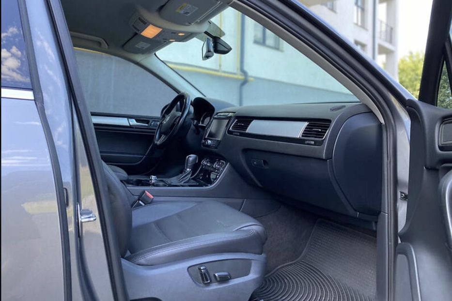 Продам Volkswagen Touareg 2012 года в Киеве