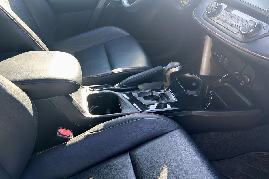 Продам Toyota Rav 4 IV 2017 года в Харькове