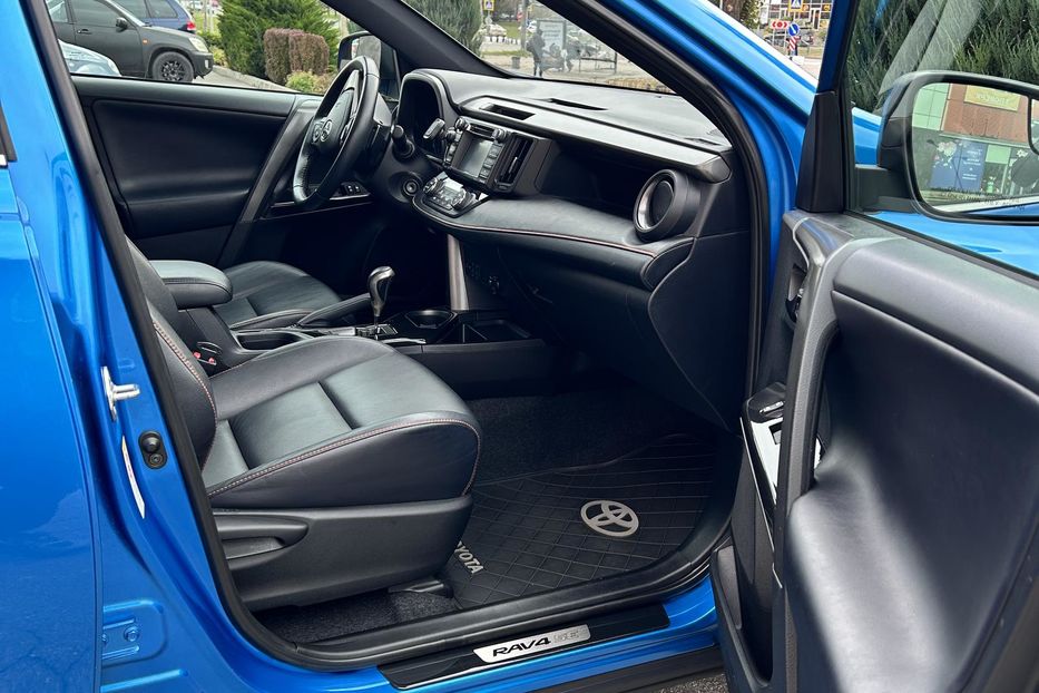 Продам Toyota Rav 4 IV 2017 года в Харькове