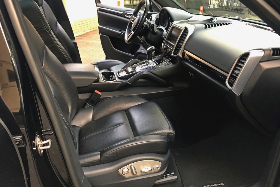 Продам Porsche Cayenne Plug-in-hybrid 420 л.с.  2015 года в Одессе