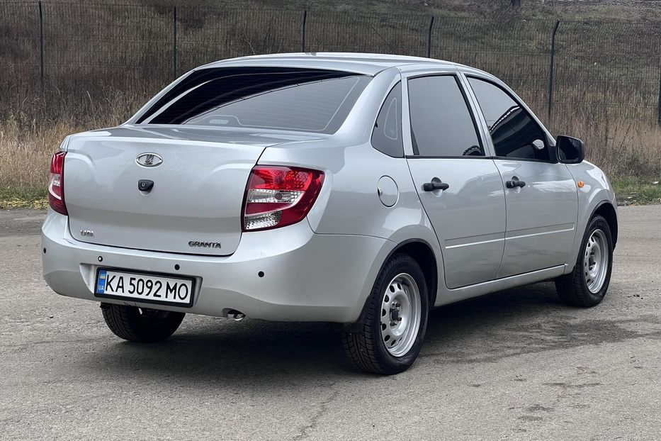 Продам ВАЗ 2190 Гранта 2013 года в Киеве