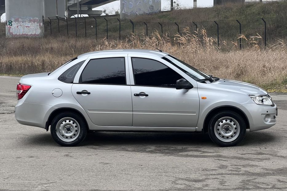 Продам ВАЗ 2190 Гранта 2013 года в Киеве