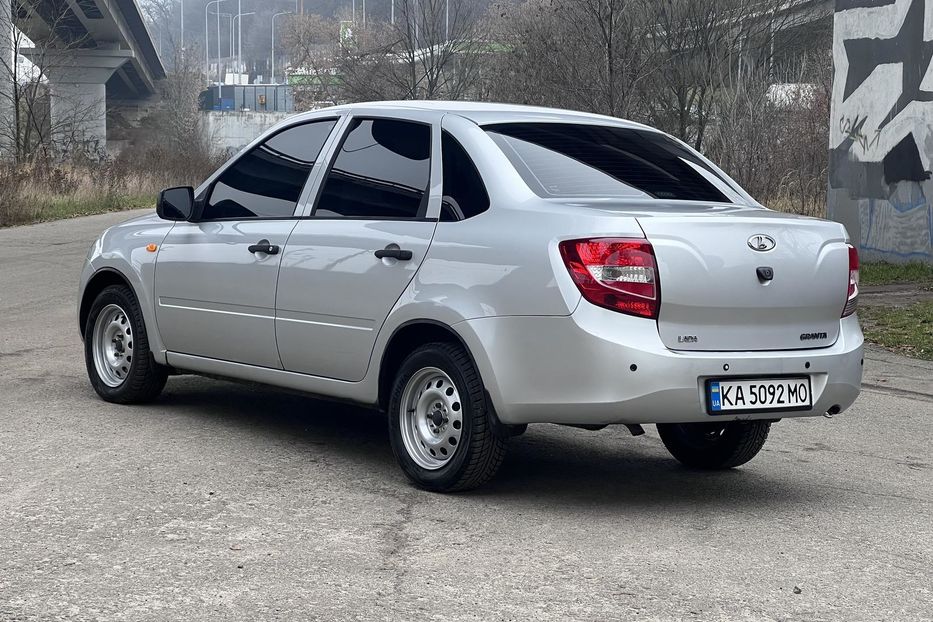 Продам ВАЗ 2190 Гранта 2013 года в Киеве