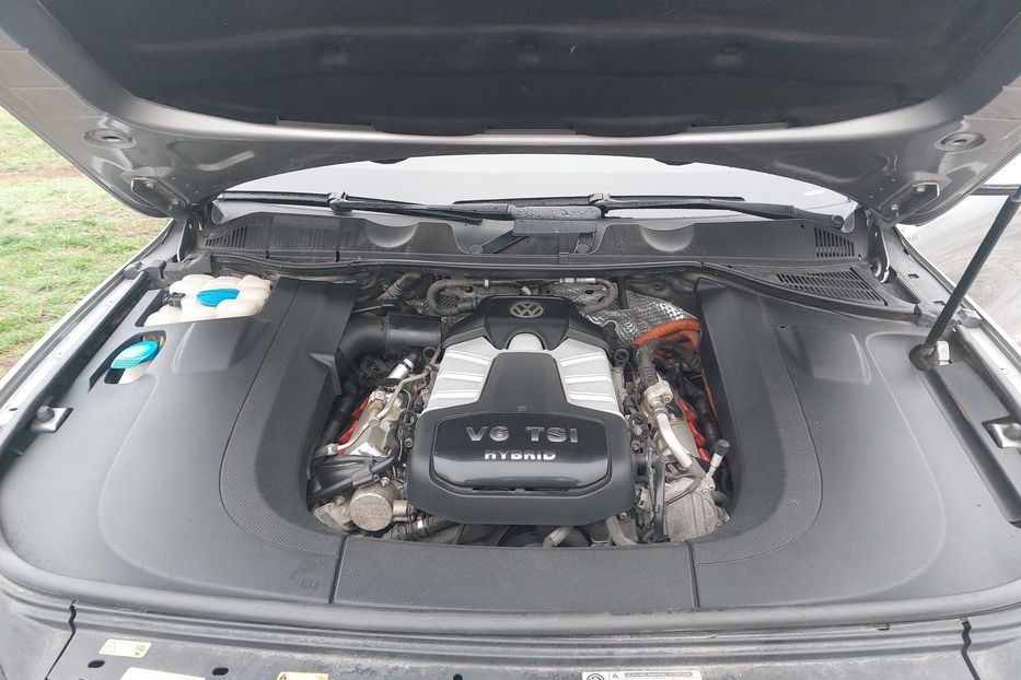 Продам Volkswagen Touareg Гібрид 2011 года в Киеве