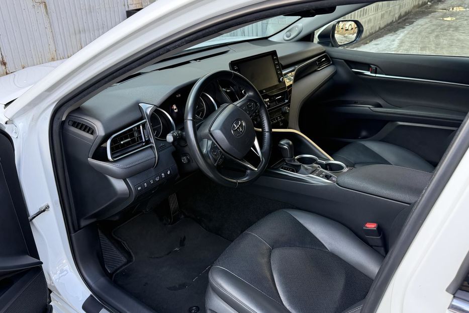 Продам Toyota Camry Premium  2021 года в Киеве