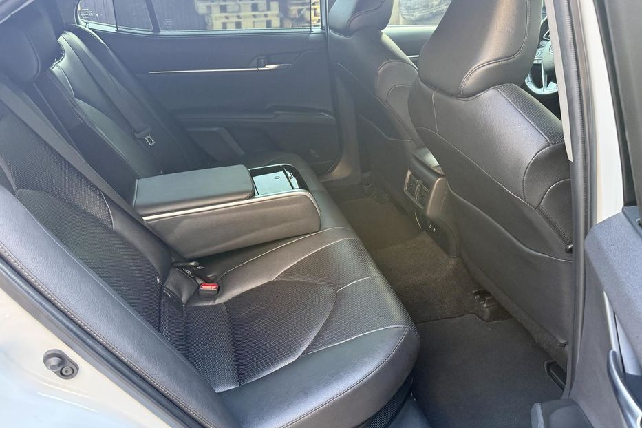 Продам Toyota Camry Premium  2021 года в Киеве