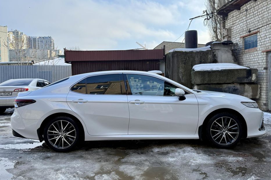 Продам Toyota Camry Premium  2021 года в Киеве