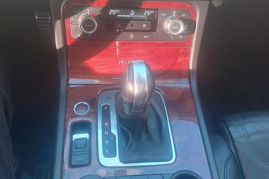 Продам Volkswagen Touareg Гибрид 2011 года в Киеве