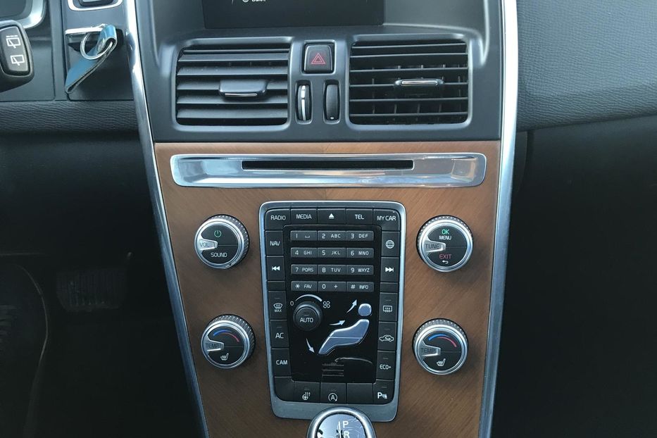 Продам Volvo XC60 2.0 дизель D3 (150 к.с.)  2016 года в Киеве