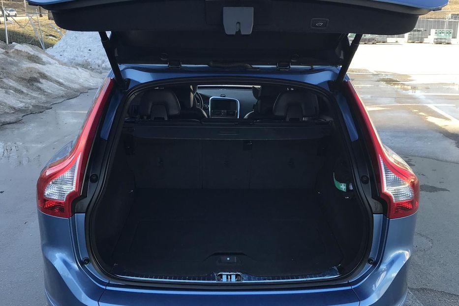 Продам Volvo XC60 2.0 дизель D3 (150 к.с.)  2016 года в Киеве