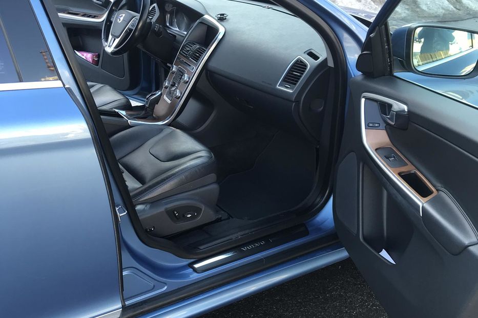 Продам Volvo XC60 2.0 дизель D3 (150 к.с.)  2016 года в Киеве