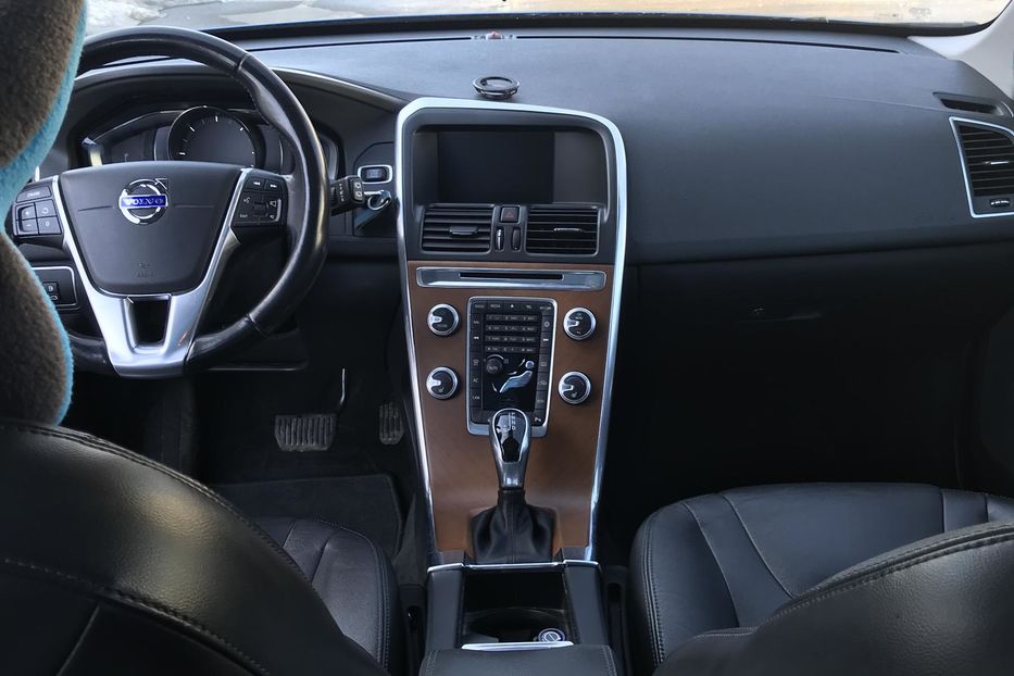 Продам Volvo XC60 2.0 дизель D3 (150 к.с.)  2016 года в Киеве