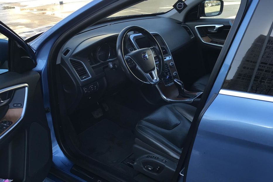 Продам Volvo XC60 2.0 дизель D3 (150 к.с.)  2016 года в Киеве