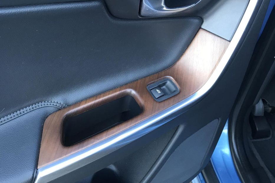 Продам Volvo XC60 2.0 дизель D3 (150 к.с.)  2016 года в Киеве