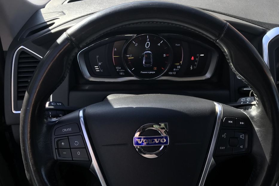 Продам Volvo XC60 2.0 дизель D3 (150 к.с.)  2016 года в Киеве