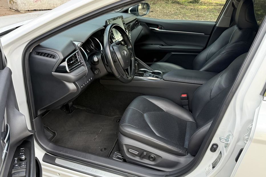 Продам Toyota Camry Premium  2021 года в Киеве