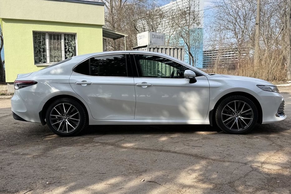 Продам Toyota Camry Premium  2021 года в Киеве