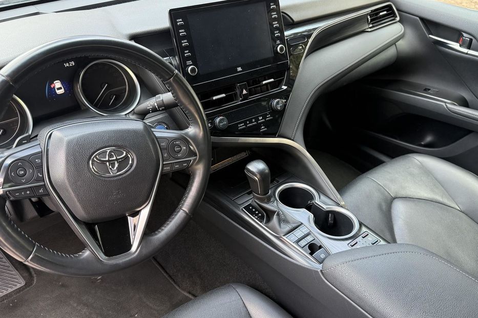 Продам Toyota Camry Premium  2021 года в Киеве
