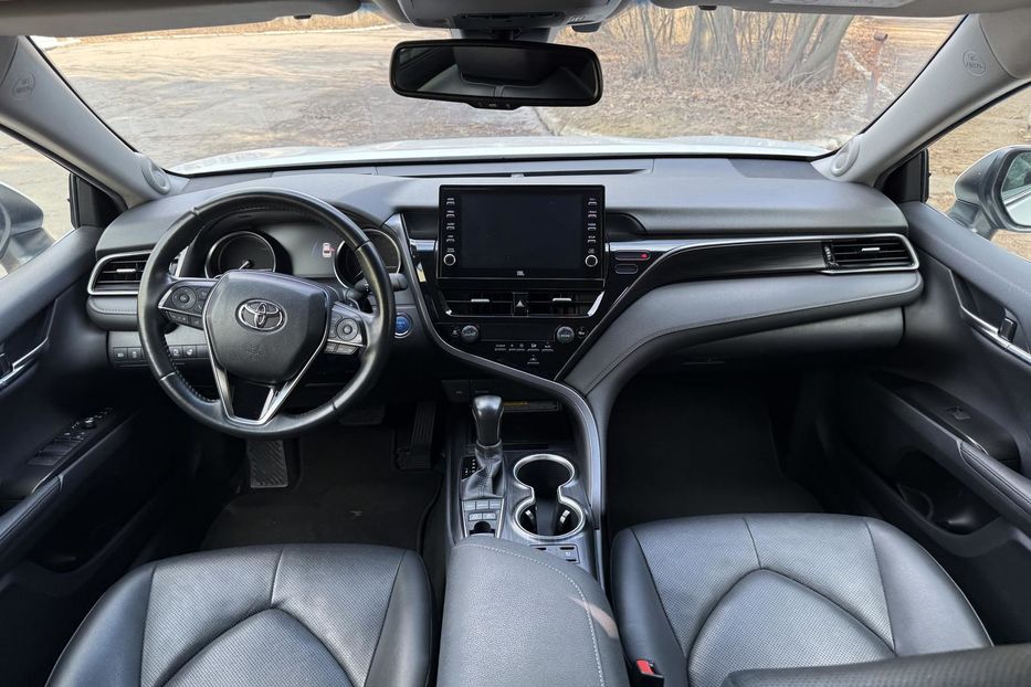 Продам Toyota Camry Premium  2021 года в Киеве